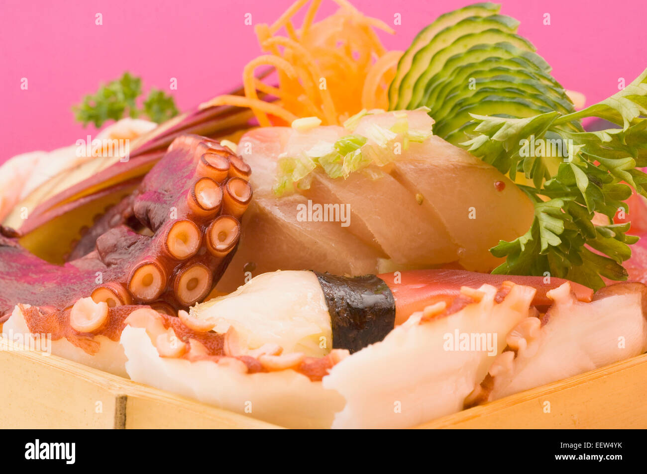 Piatto di Sushi con una varietà di piatti a base di frutti di mare sashimi Foto Stock