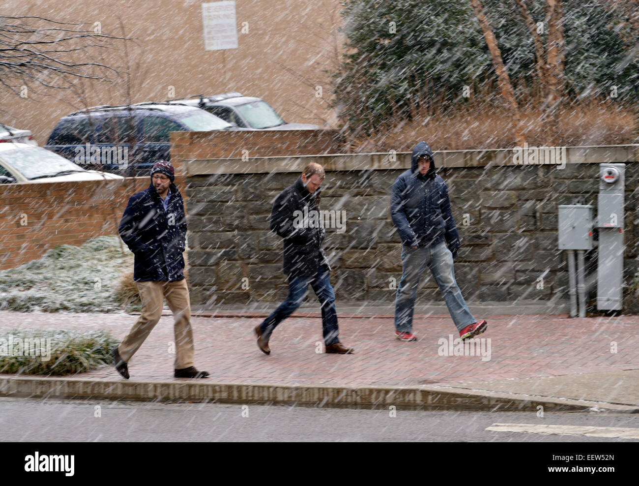 (150121) -- WASHINGTON D.C., Gennaio 21, 2015 (Xinhua) -- la gente a piedi attraverso la neve in Arlington, Virginia, a circa tre chilometri da Washington D.C., negli Stati Uniti, gennaio 21, 2015. (Xinhua/Yin Bogu) Foto Stock