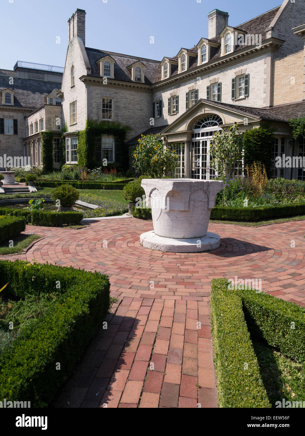 Il West giardino fontana. La formale e disposizione geometrica della Eastman House il giardino occidentale e l'ingresso al conservatorio. Foto Stock