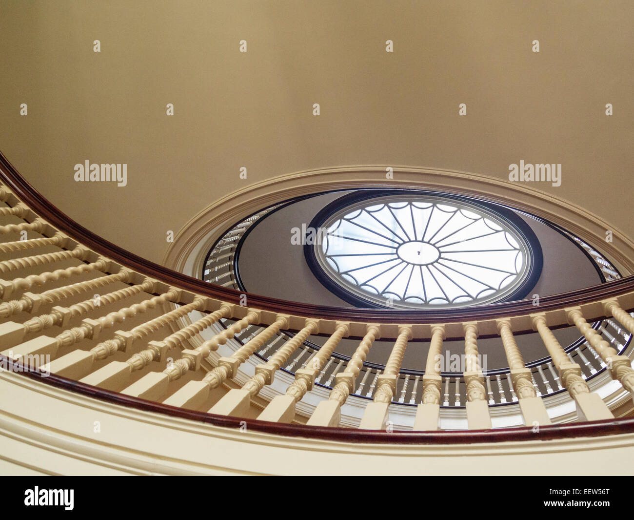 I balconi e lucernario della grande scalinata. Le curve che dominano questa immagine vengono creati dalle ringhiere e il legno scuro Foto Stock