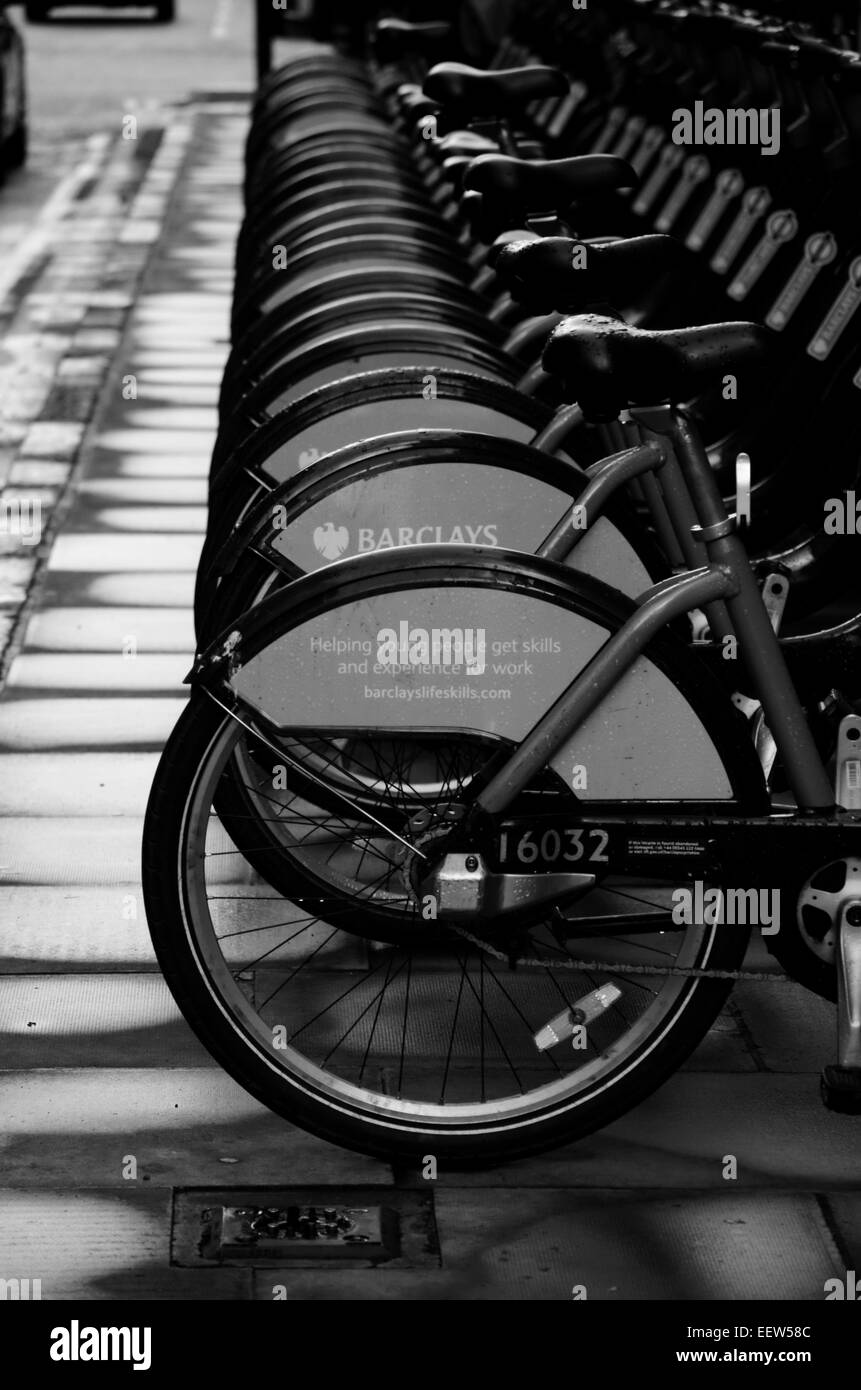 Fila di cicli di noleggio nel quartiere di Bloomsbury a Londra in Inghilterra Foto Stock