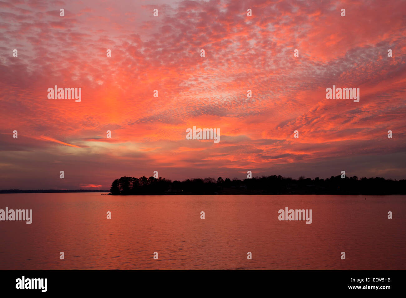 Il lago di Murray, Columbia, nella Carolina del Sud, Stati Uniti d'America. Xx gen, 2015. Tramonto sul lago di Murray, Columbia nella Carolina del Sud del xx gennaio 2015 Credit: Brian jordan/Alamy Live News Foto Stock