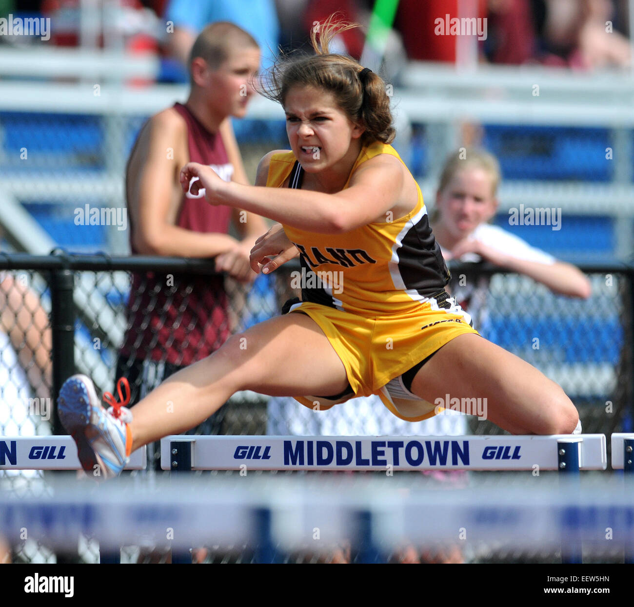 Middletown, Connecticut USA--Hand's Lauren Brady durante la 100 metri ostacoli 3a calore alla classe L stato campionato pista soddisfare a Middletown High School. Foto Stock