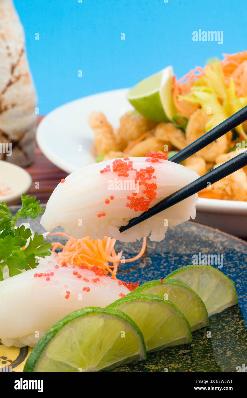 Whitefish nigiri e fritto di calamari Foto Stock