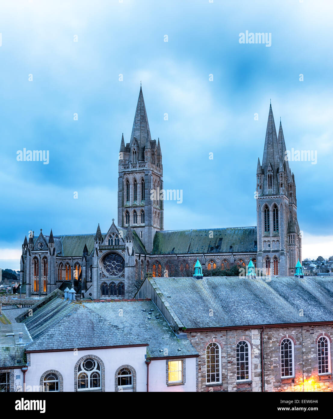 Crepuscolo cercando sui tetti nella cattedrale di Truro, Cornwall Foto Stock