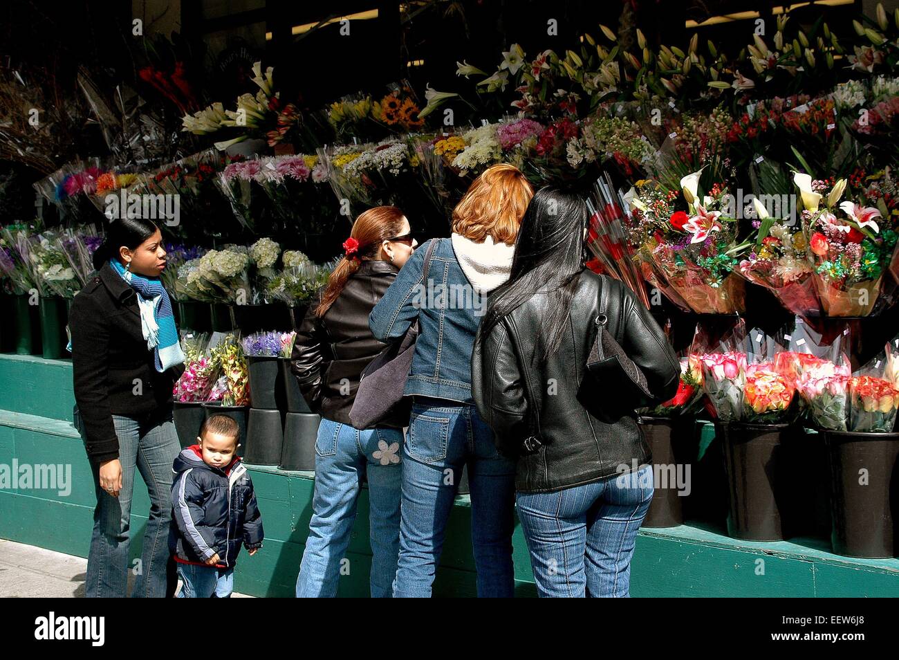 La città di New York: un gruppo di donne shopping per fiori in un outdoor fioraio su Broadway Foto Stock