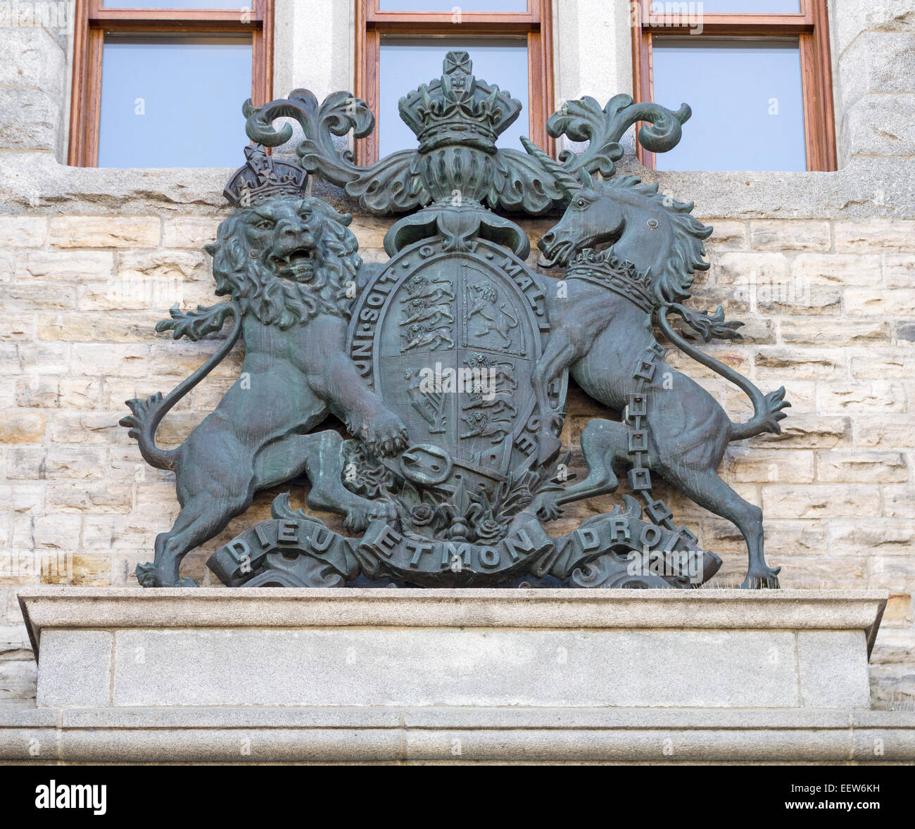 British Royal Stemma in bronzo. Montato in cima alla entrata del Royal Canadian Mint lo stemma saluta tutti i visitatori Foto Stock
