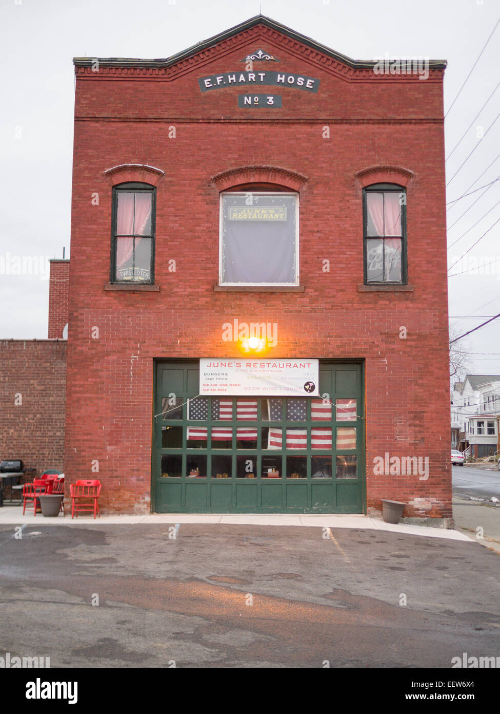 E.F. Tubo flessibile di Hart n. 3, firehouse in Rensselaer, NY, ora del giugno Res. Un tradizionale vecchio firehall si è trasformato in un ristorante. Foto Stock