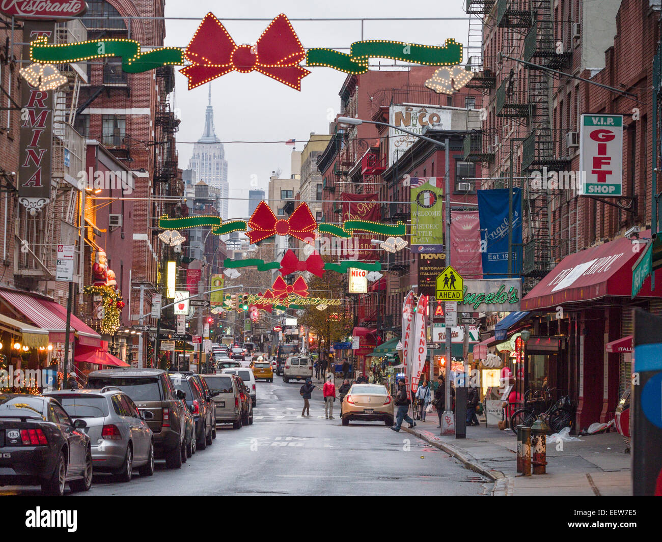 Little Italy tutti vestiti per Natale. Centine rosso. Luci & un Buon Natale segno ravviva la New York's Little Italy in dicembre. Foto Stock
