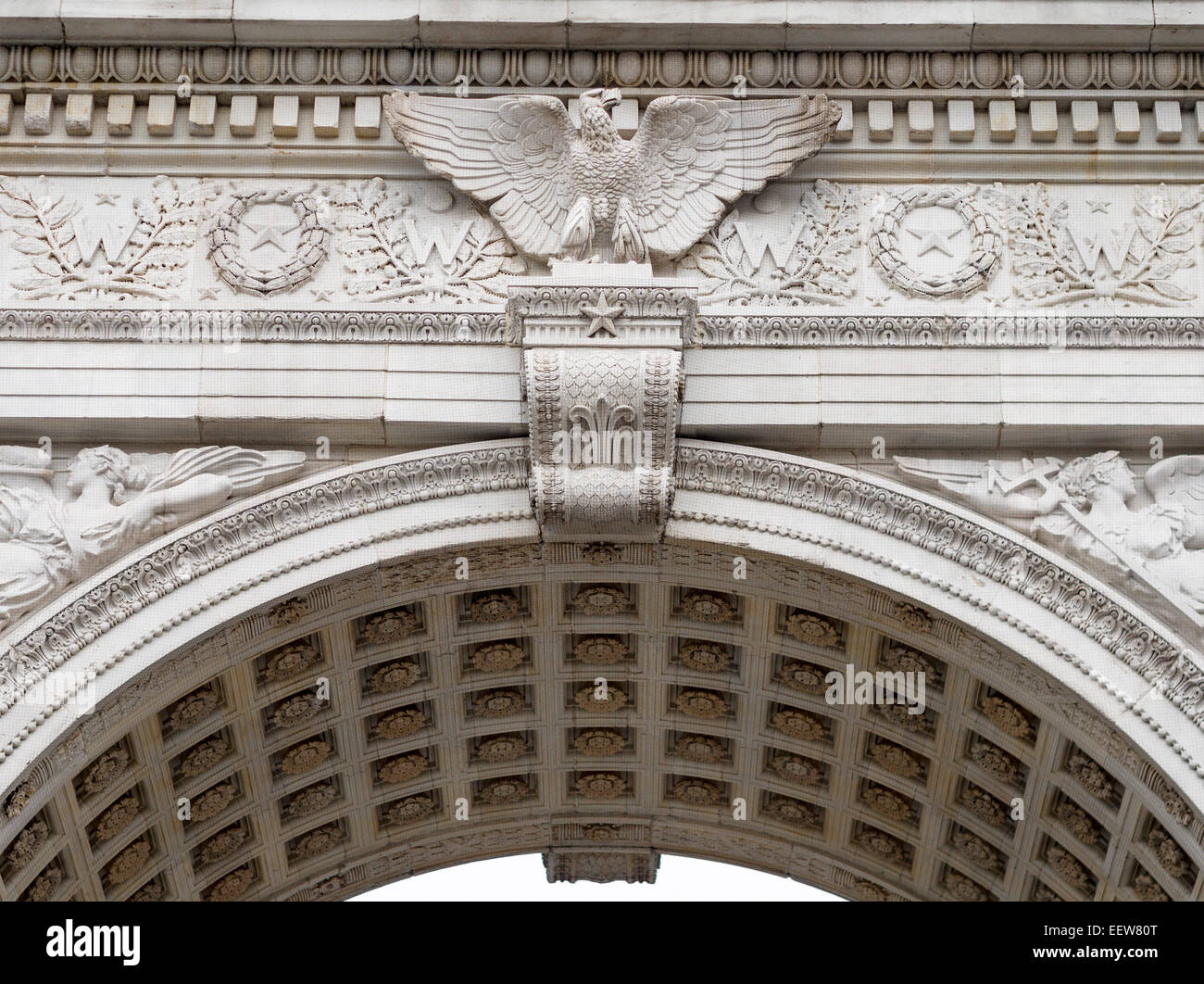 Dettaglio di Eagle sull arco a Washington Square. Dettagli nell'intaglio sul grande arco commemorativo che definisce il parco Foto Stock