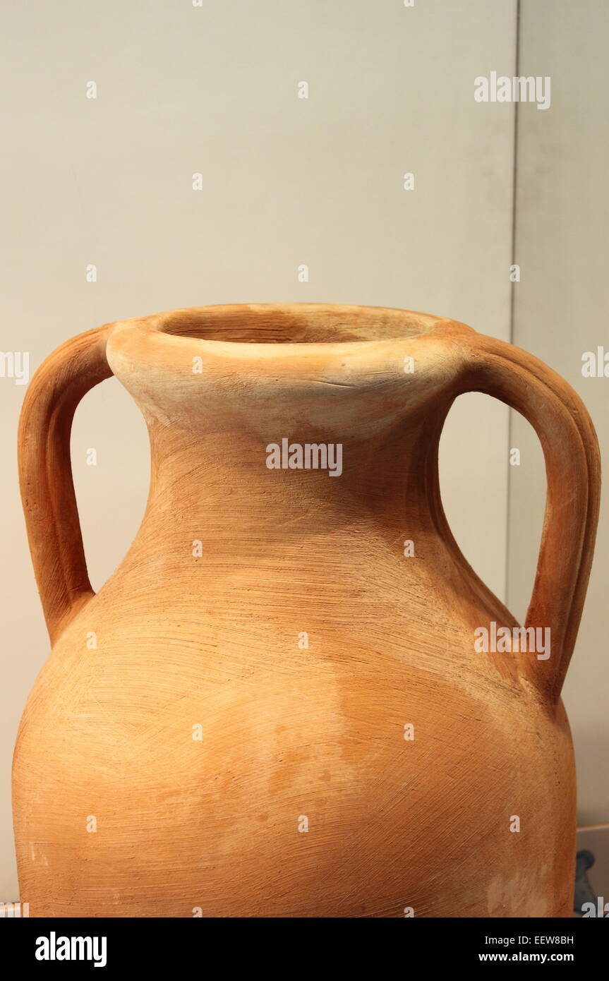 Terraglie di argilla denominata Amphora utilizzati in tempi antichi per il trasporto di merci, in particolare cibo e vino Foto Stock