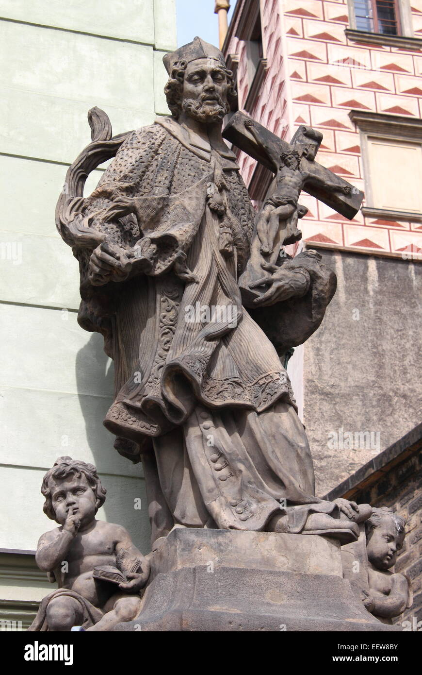 Statua di San Giovanni di Nepomuk dal castello di Praga scale Foto Stock