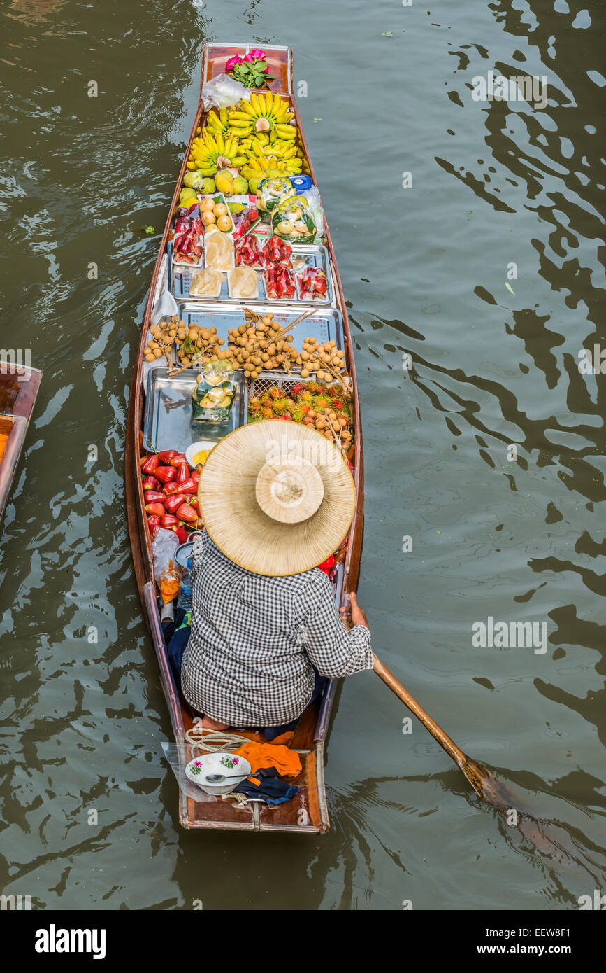 La barca di frutta Amphawa Bangkok mercato galleggiante Bangkok in Thailandia Foto Stock