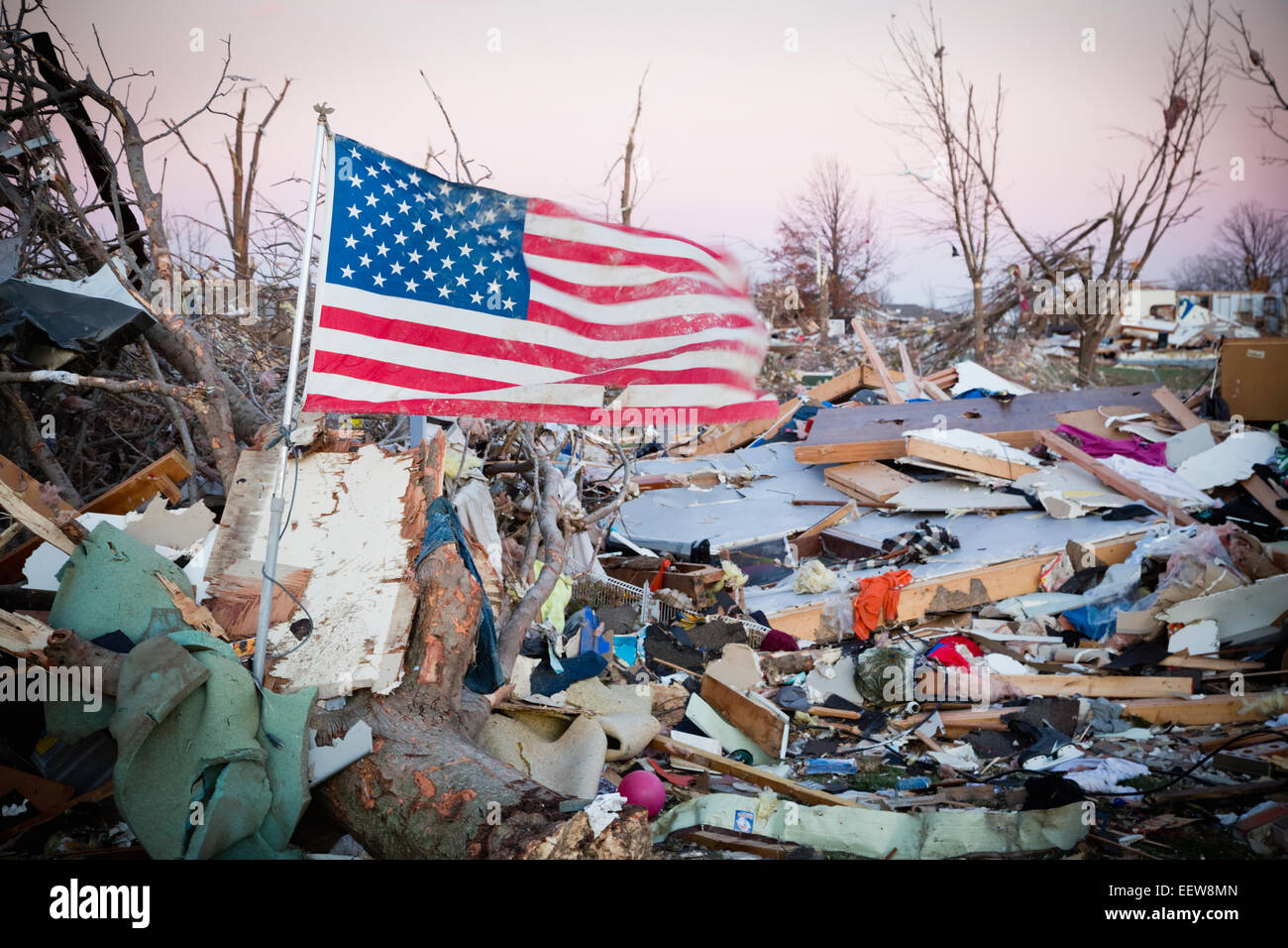 Bandiera americana in detriti dopo il tornado Foto Stock