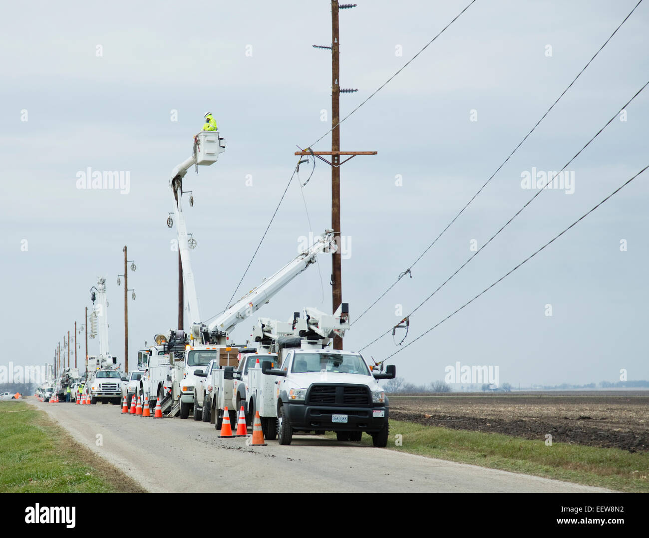 Elettricisti riparazione di linee di potenza dopo il tornado Foto Stock