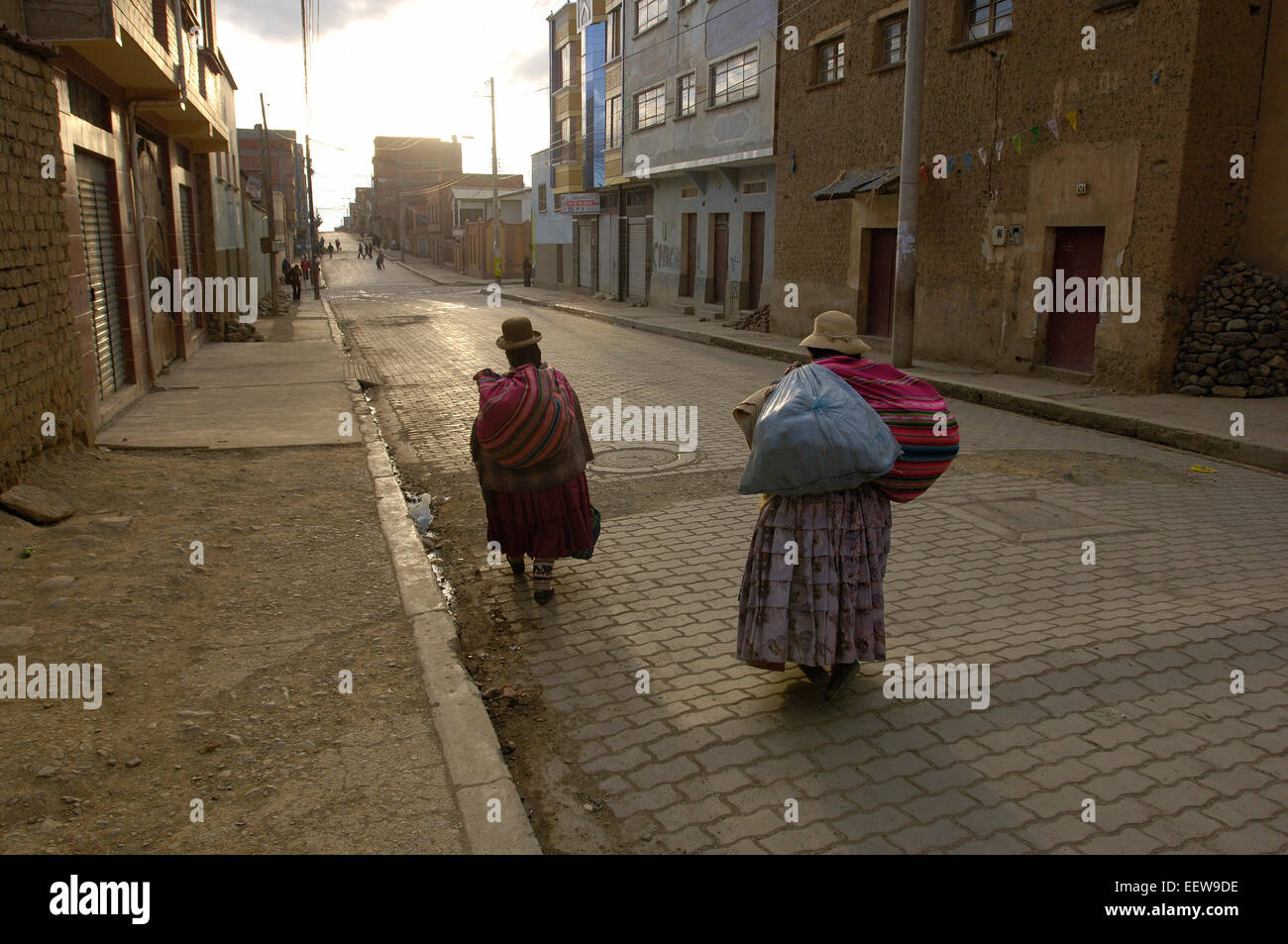 Due donne indigene fanno la loro strada giù per una strada di El Alto in Bolivia. Foto Stock