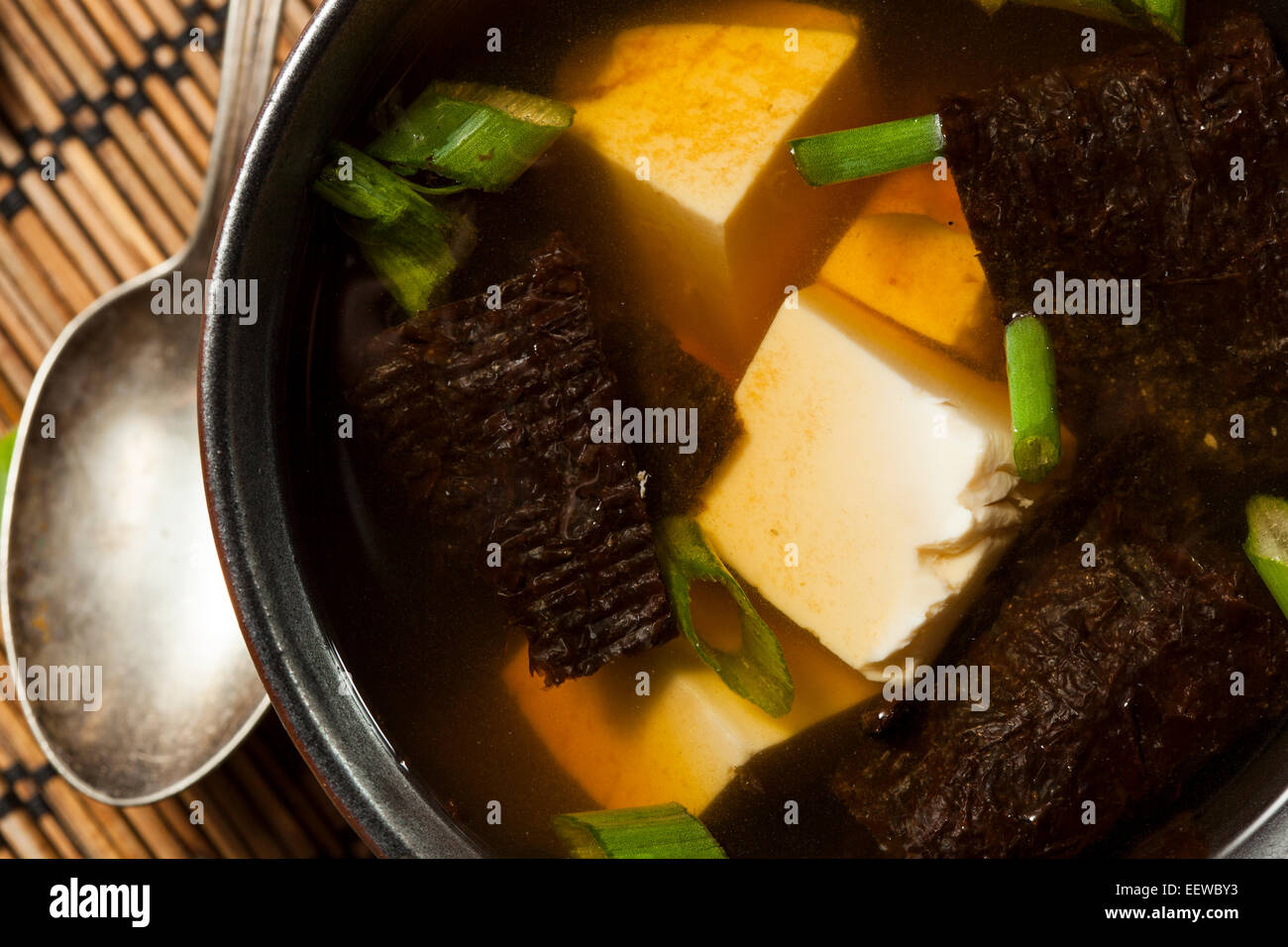 In casa calda zuppa di miso con tofu e alghe marine Foto Stock