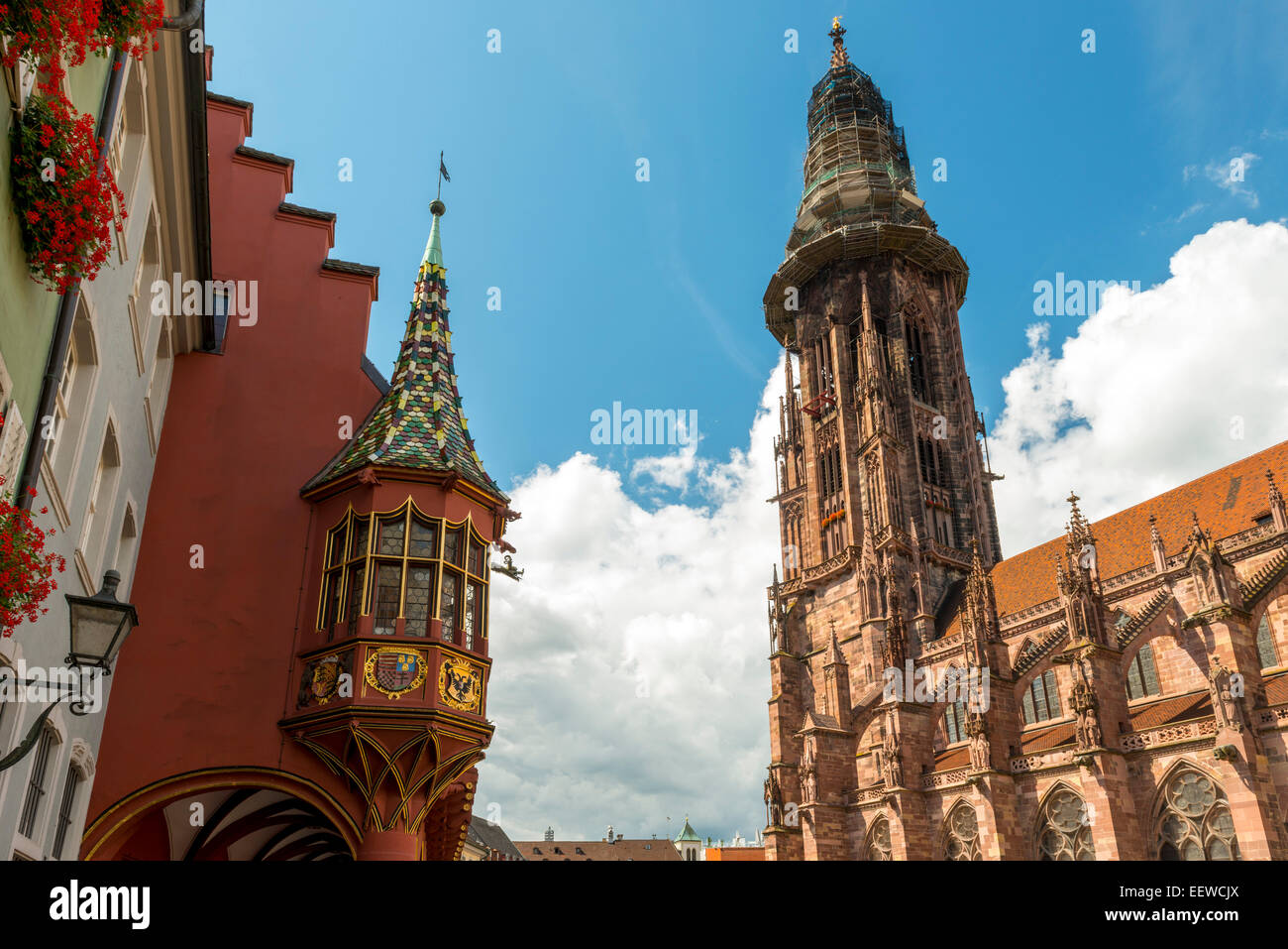La cattedrale di Münster e la storica sala mercantili in Freiburg im Breisgau, Germania Foto Stock