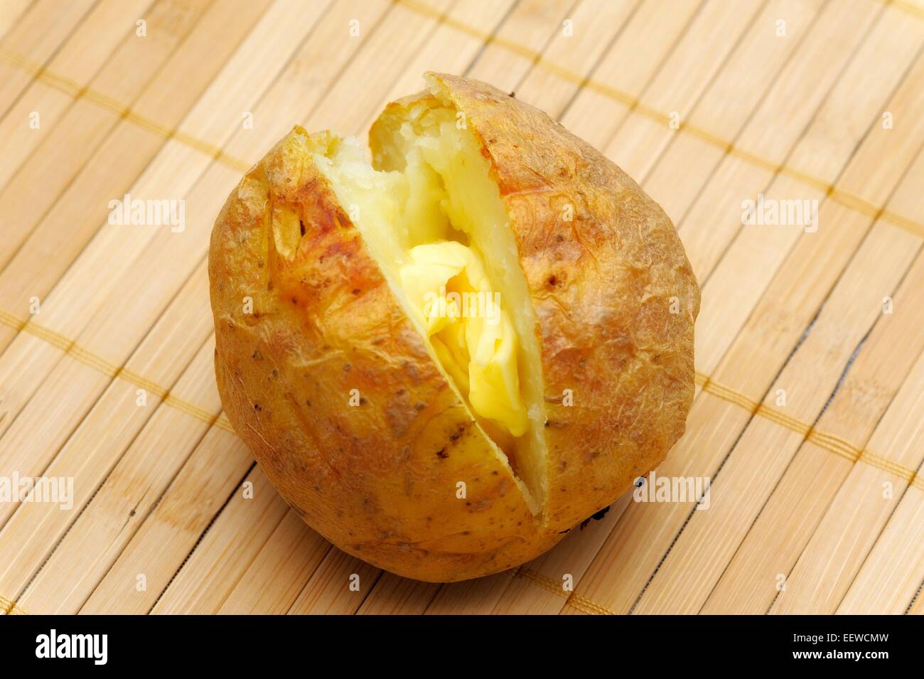 Una camicia al forno con patate burro all'interno di fusione Foto Stock