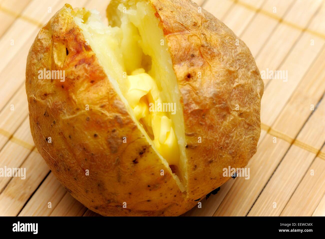 Una camicia al forno con patate burro all'interno di fusione Foto Stock