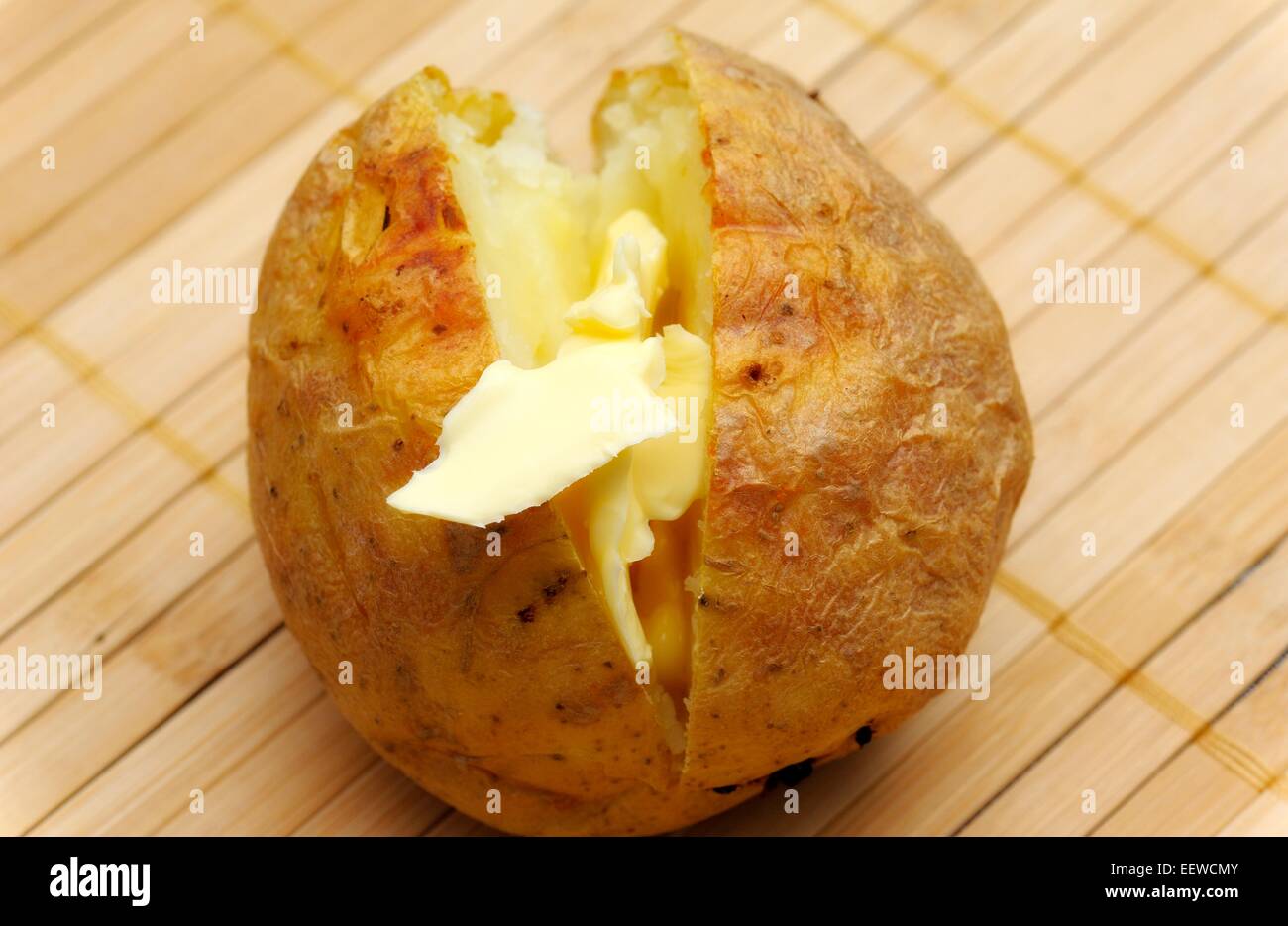 Una camicia al forno con patate burro all'interno di fusione Foto Stock