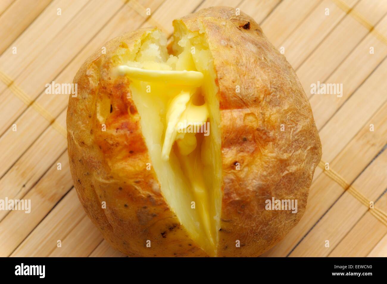 Una camicia al forno con patate burro all'interno di fusione Foto Stock