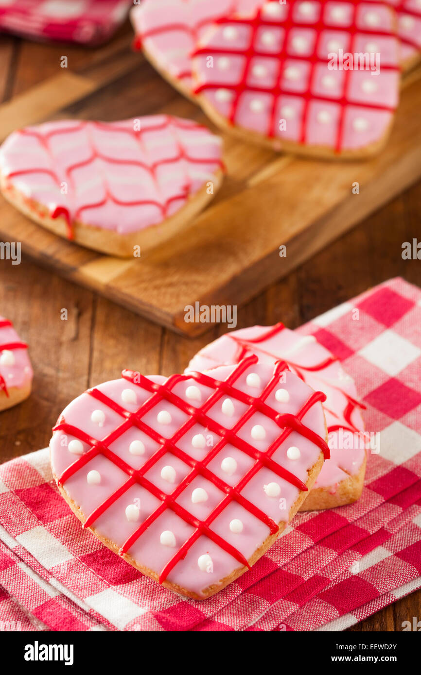 In casa rosa il giorno di San Valentino Cookies conformata come un cuore Foto Stock