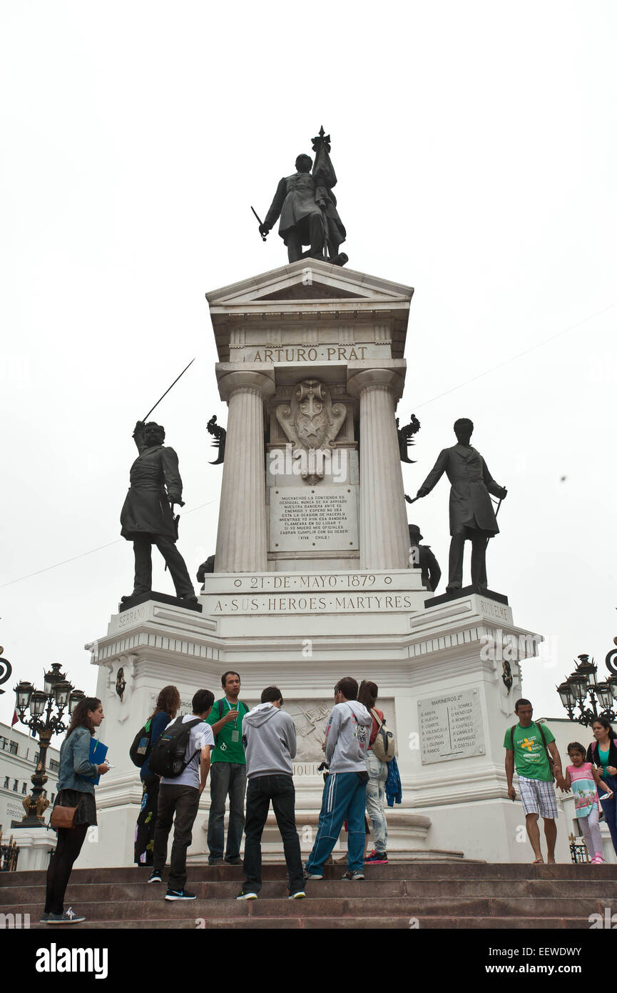 (150122) -- Valparaiso, 22 gennaio 2015 (Xinhua) -- Immagine presa il 20 gennaio 2015, mostra turisti visitano il 'eroi di Iquique' monumento nella città di Valparaiso, Cile. A causa della sua ricchezza architettonica sviluppato nel XIX secolo, Valparaiso è stata dichiarata Patrimonio Mondiale nel 2013 dalle Nazioni Unite per l'Educazione, la scienza e la Cultura (UNESCO). Con le sue antiche case, edifici, chiese, vicoli, colline, gole, scale e ciottoli, Valparaiso era una singolare testimonianza dell'inizio dell'era industriale del XIX secolo quando la città divenne il principale porto del Sud Pacifico Foto Stock