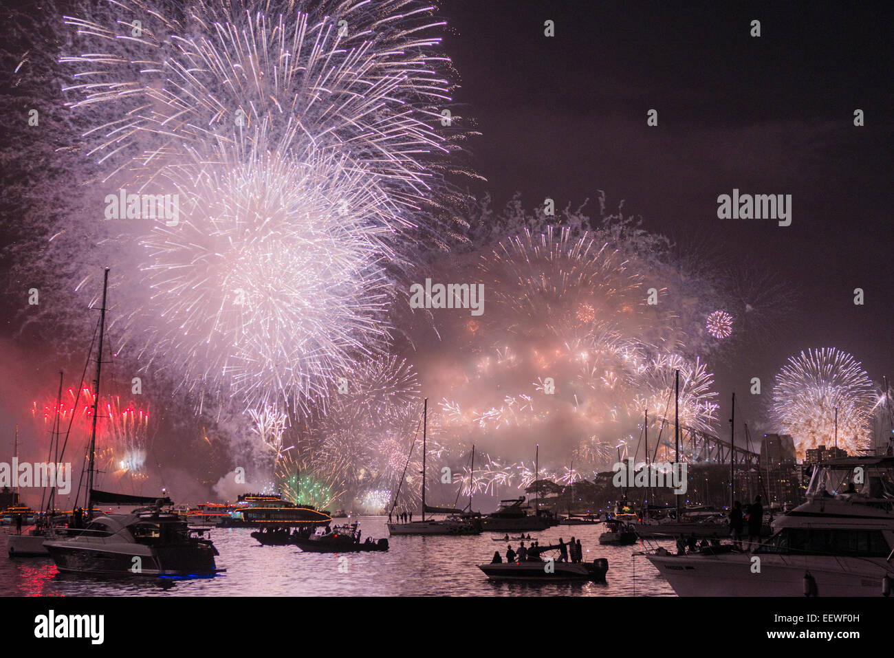 L inizio di un nuovo anno, 2015, con fuochi d'artificio a mezzanotte al di sopra della Sydney Opera House, Harbour Bridge e le barche nel porto di Sydney Foto Stock