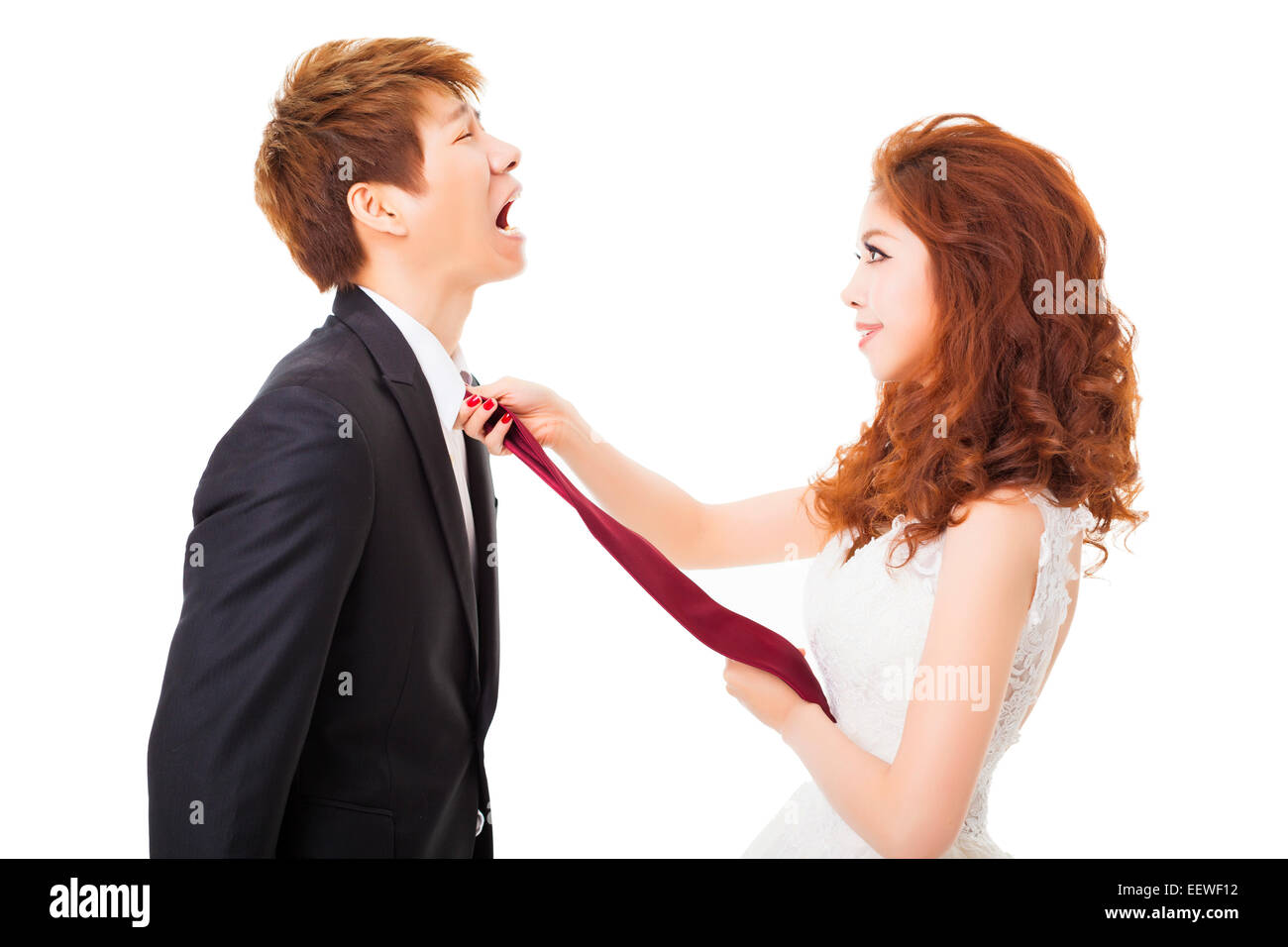 Sposa tirando lo sposo tirante per il concetto di controllo Foto Stock