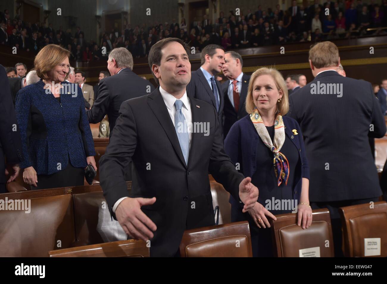 Stati Uniti il senatore Marco Rubio (repubblicano della Florida), sinistra e Kirsten Gillibrand (Democratico di New York), destra, attendere l'inizio del discorso sullo stato dell'Unione dal presidente degli Stati Uniti Barack Obama, il 20 gennaio 2015 per la casa camera del Campidoglio di Washington DC. Credito: Mandel Ngan / Pool via CNP - nessun filo SERVICE - Foto Stock