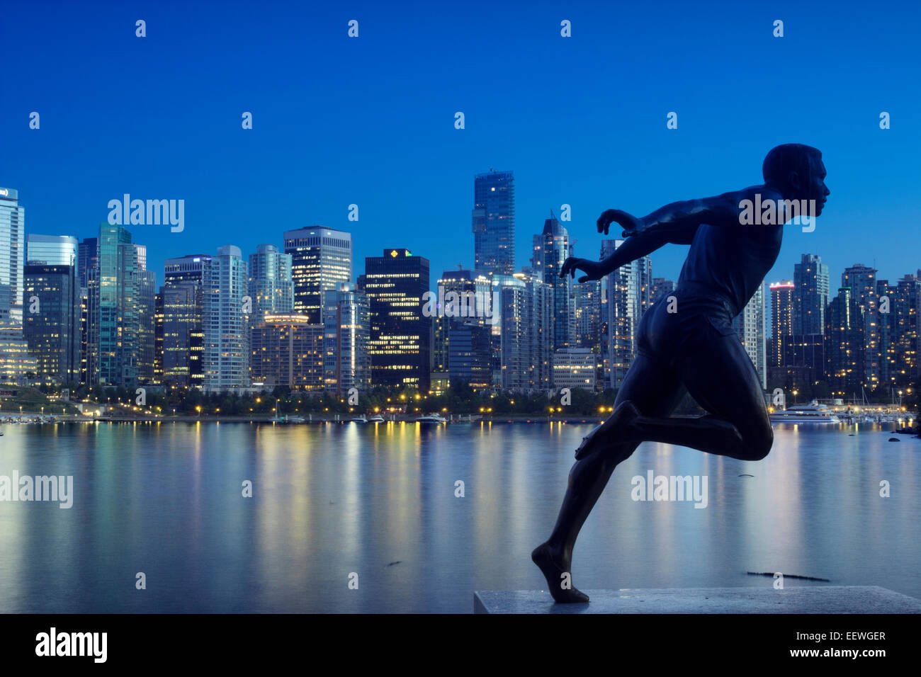 Statua di harry jerome con città in background in Stanley Park Foto Stock