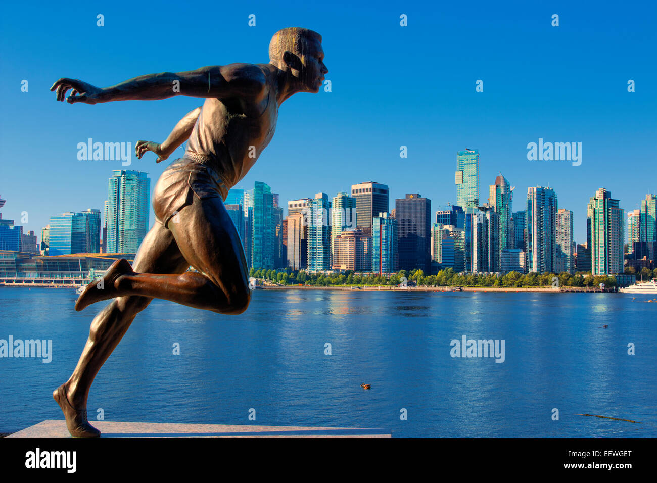 Statua di harry jerome con città in background in Stanley Park Foto Stock