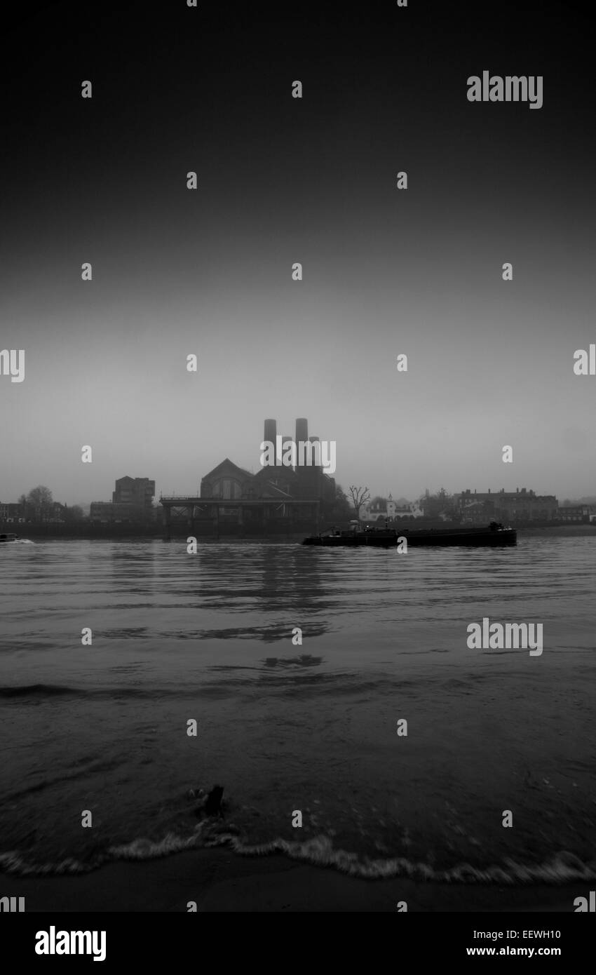 Vista sul Tamigi al Greenwich Power Station, Greenwich, London, Regno Unito Foto Stock