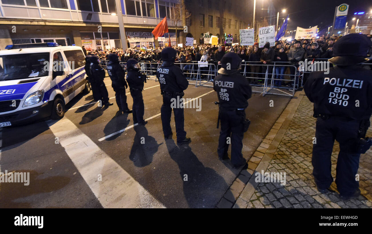 Leipzig, Germania. Xxi gen, 2015. I residenti e gli ospiti di Lipsia dimostrare contro un grande anti-islamico Legida (Lipsia contro l islamizzazione del West - una propaggine regionale del movimento Pegida) dimostrazione dietro un blocco di polizia a Leipzig, Germania, 21 gennaio 2015. Foto: HENDRIK SCHMIDT/dpa/Alamy Live News Foto Stock