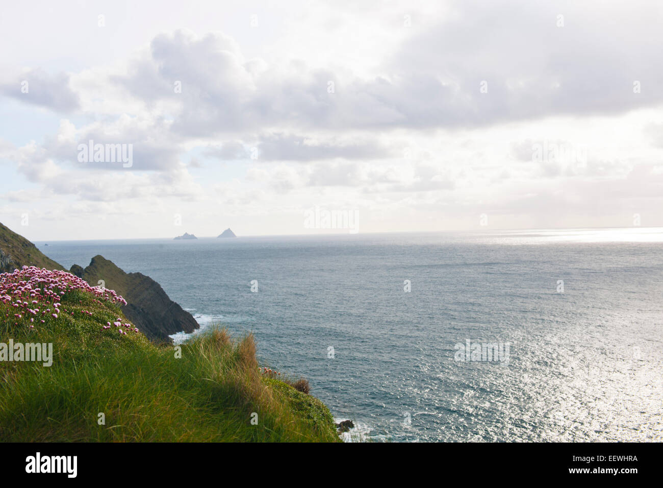 Vista dell'Oceano Atlantico dalla costa rocciosa, nella contea di Kerry, Irlanda Foto Stock