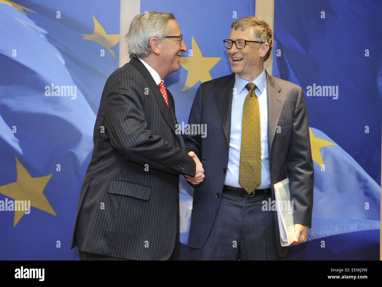 (150122) -- Bruxelles, 22 gennaio 2015 (Xinhua) -- Il Presidente della Commissione Europea Jean Claude Juncker (L) si riunisce con la Fondazione Gates fondatore Bill Gates presso la sede centrale dell'UE a Bruxelles, Belgio, 22 gennaio 2015. (Xinhua/Ye Pingfan) Foto Stock