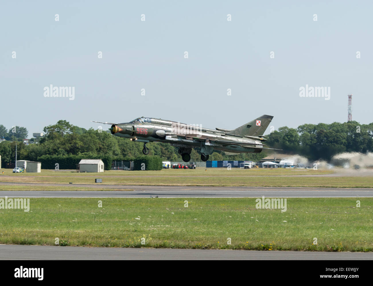 Un Sukhoi Su-22M montatore caccia militari jet bombardiere dal polacco Air Force 40 ELT Swidwin prende il largo per visualizzare al RIAT Foto Stock