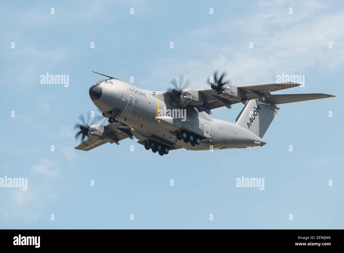 Airbus A400M Atlas F-WWMZ visualizza durante il Royal International Air Tattoo a RAF Fairford airbase nel Gloucestershire in Inghilterra Foto Stock