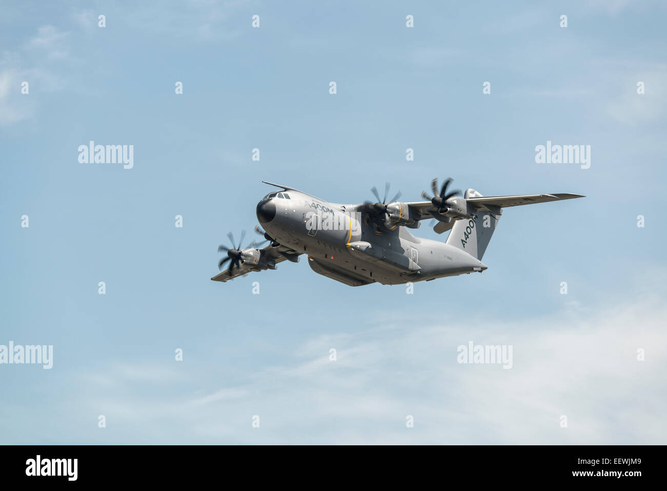 Airbus A400M Atlas F-WWMZ visualizza durante il Royal International Air Tattoo a RAF Fairford airbase nel Gloucestershire in Inghilterra Foto Stock