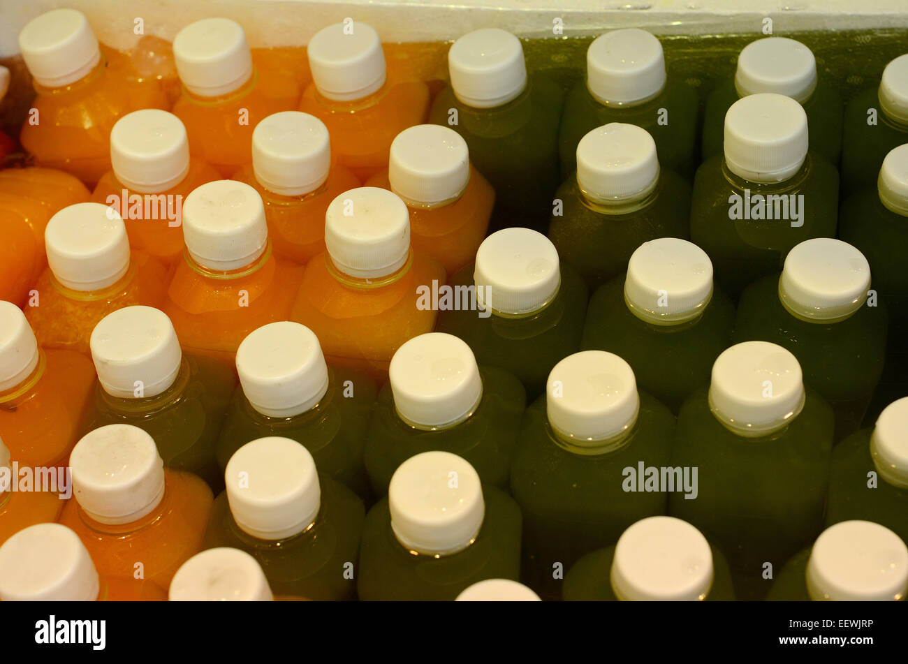 Bel colore della bottiglia di succo di frutta al mercato Tailandese Foto Stock