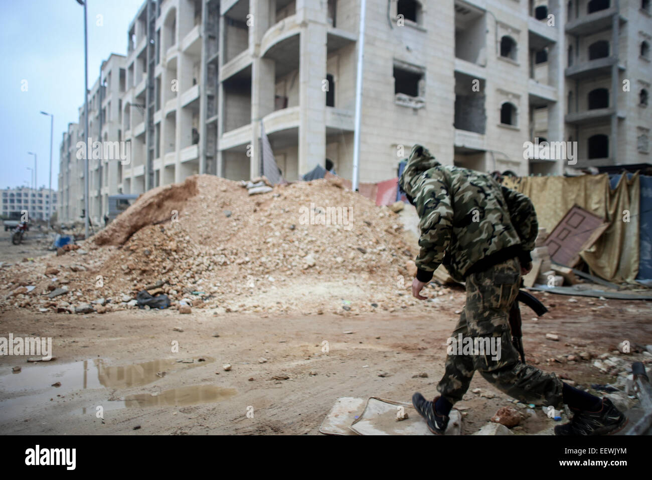 Gli stati di al-Qaeda con il volto coperto in una zona chiamata Bustan al-qasr di Aleppo combattimenti con al-Assad di elementi dell'esercito in prima linea. © Ibrahim Khader/Pacific Press/Alamy Live News Foto Stock