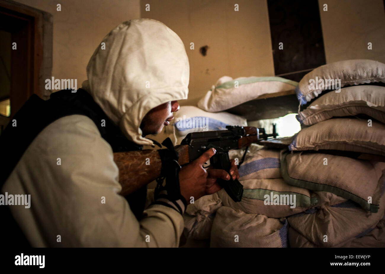 Gli stati di al-Qaeda con il volto coperto da diverse nazionalità, essi si trovano in una zona denominata Air Force Intelligence di Aleppo combattimenti con al-Assad di elementi dell'esercito in prima linea. © Ibrahim Khader/Pacific Press/Alamy Live News Foto Stock