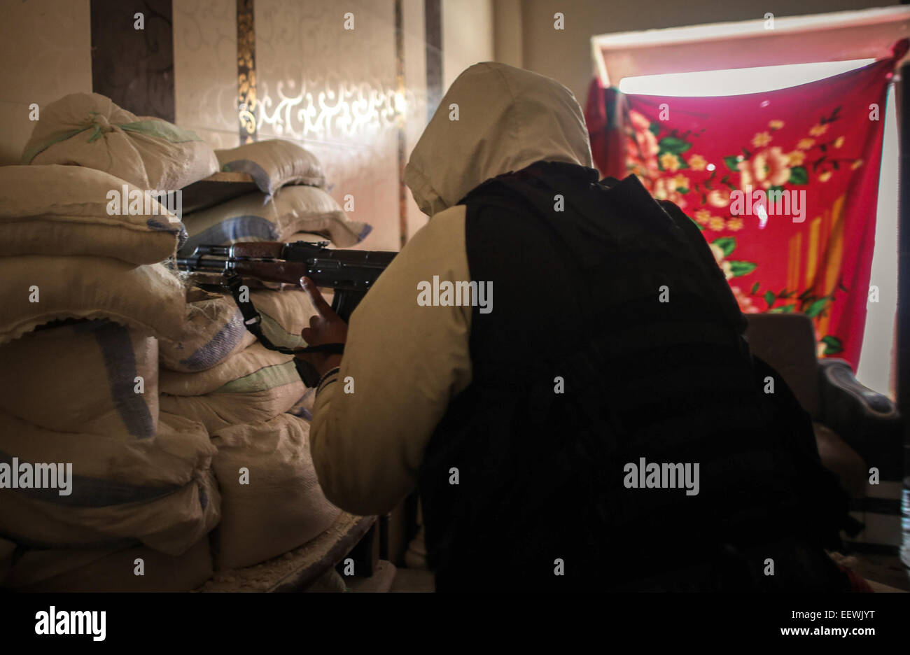 Gli stati di al-Qaeda con il volto coperto da diverse nazionalità, essi si trovano in una zona denominata Air Force Intelligence di Aleppo combattimenti con al-Assad di elementi dell'esercito in prima linea. © Ibrahim Khader/Pacific Press/Alamy Live News Foto Stock