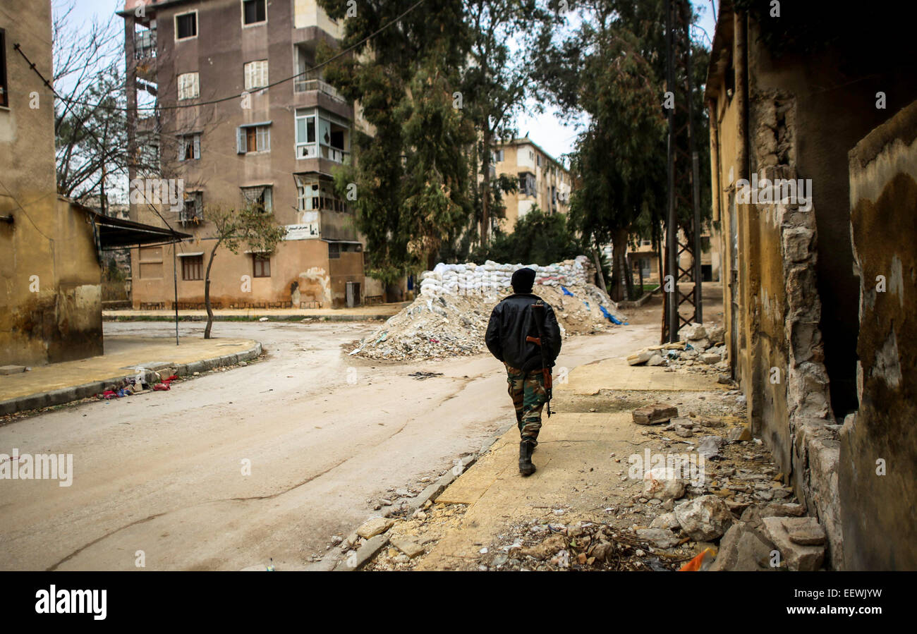 Gli stati di al-Qaeda in una zona denominata Bustan al-qasr di Aleppo combattimenti con al-Assad di elementi dell'esercito in prima linea. © Ibrahim Khader/Pacific Press/Alamy Live News Foto Stock