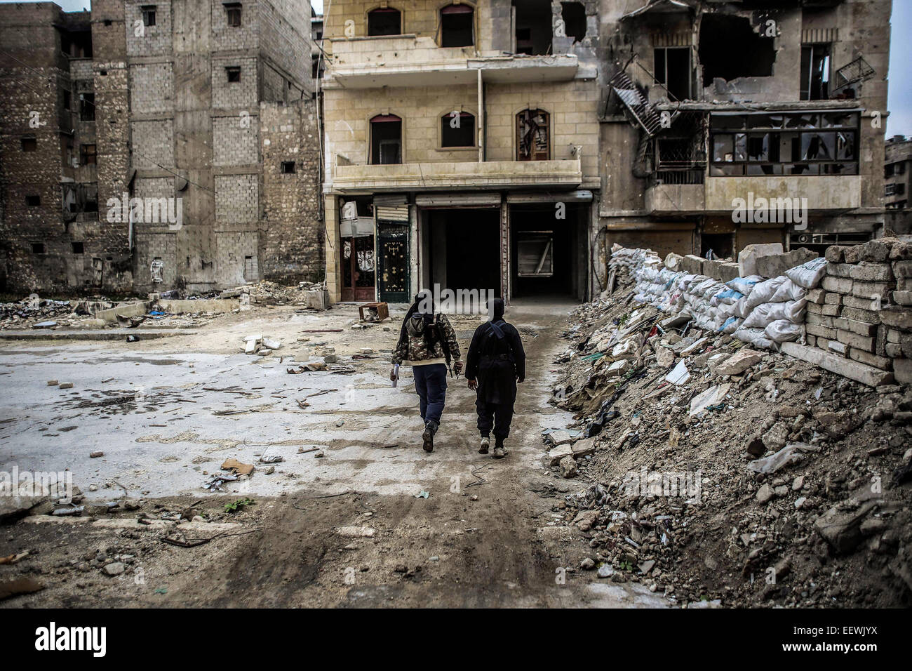 I membri di al-Qaeda con il volto coperto da diverse nazionalità, essi si trovano in una zona denominata Bustan al-qasr di Aleppo combattimenti con al-Assad di elementi dell'esercito in prima linea. © Ibrahim Khader/Pacific Press/Alamy Live News Foto Stock