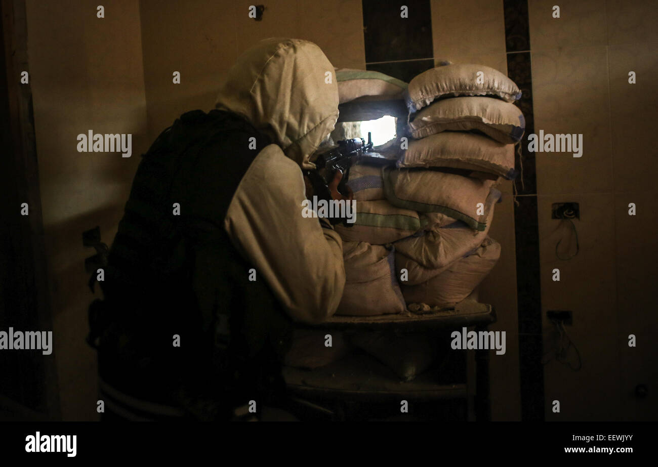 Gli stati di al-Qaeda con il volto coperto da diverse nazionalità, essi si trovano in una zona denominata Air Force Intelligence di Aleppo combattimenti con al-Assad di elementi dell'esercito in prima linea. © Ibrahim Khader/Pacific Press/Alamy Live News Foto Stock