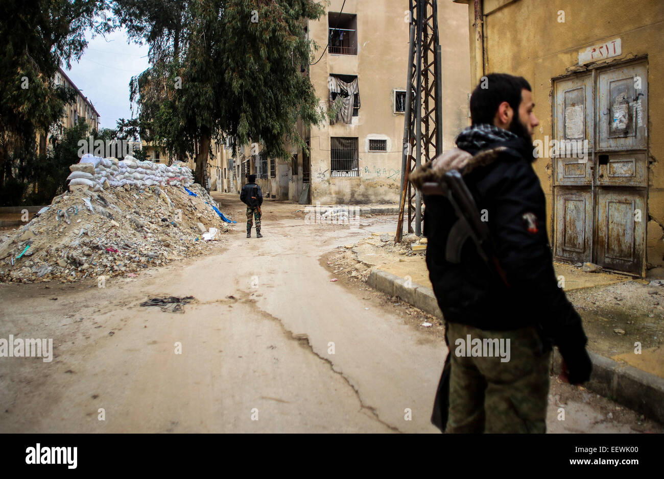 Gli stati di al-Qaeda in una zona chiamata Bustan al-qasr di Aleppo combattimenti con al-Assad di elementi dell'esercito in prima linea. © Ibrahim Khader/Pacific Press/Alamy Live News Foto Stock