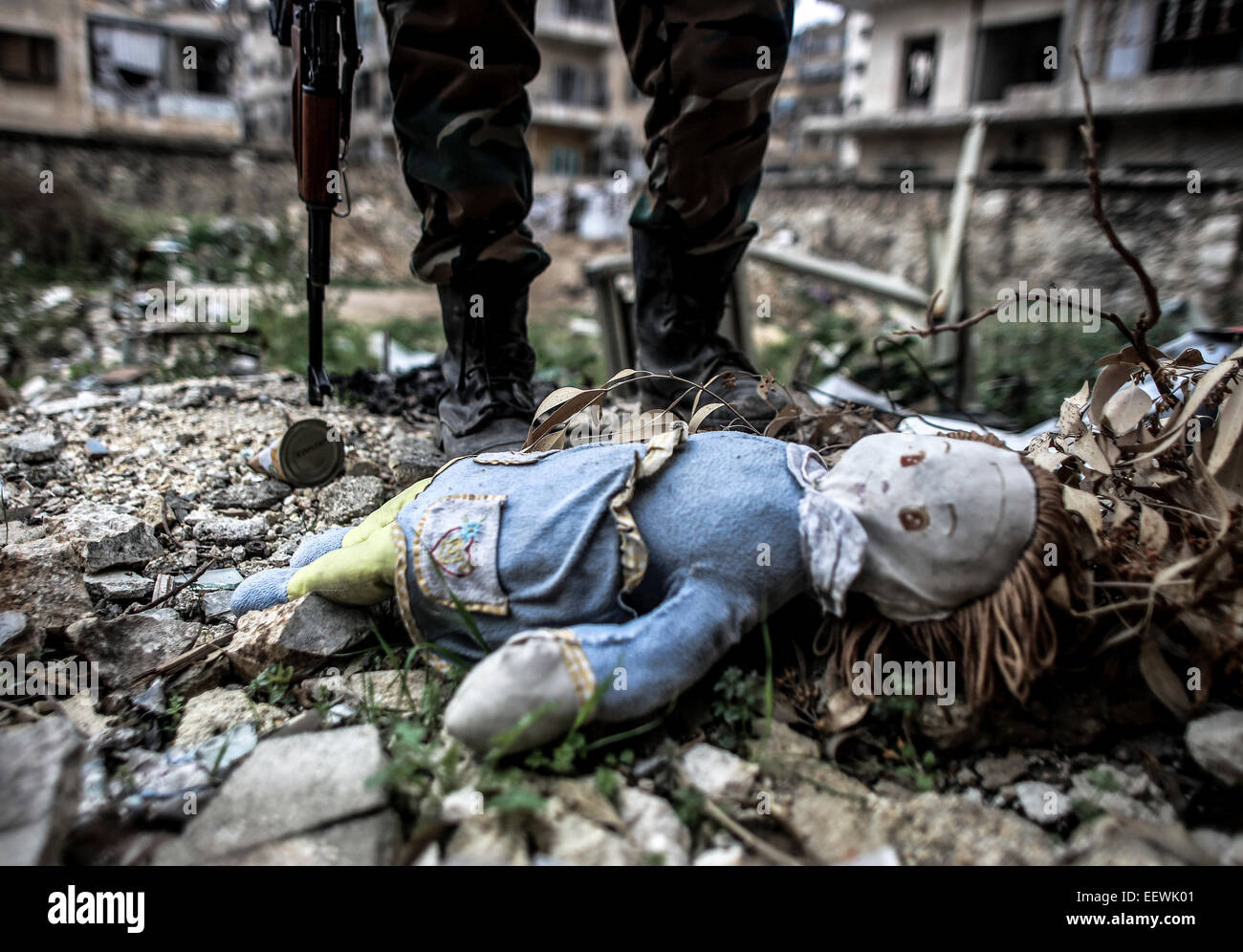 Danneggiato doll visto in m Bustan al-qasr, Aleppo dove Al Qaeda stavano combattendo con al-Assad di elementi dell'esercito in prima linea. © Ibrahim Khader/Pacific Press/Alamy Live News Foto Stock
