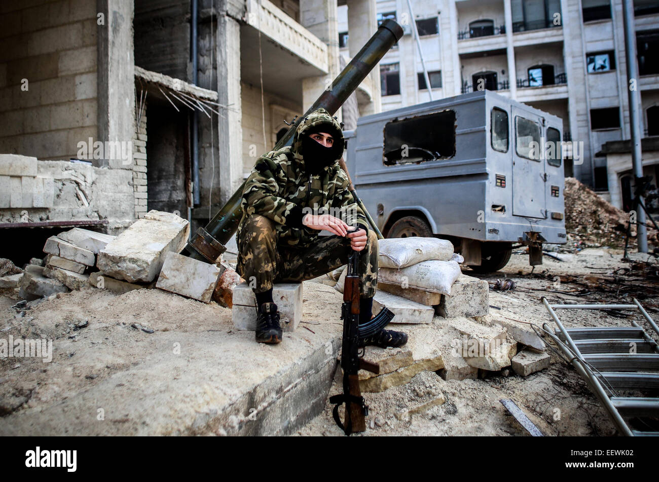 Gli stati di al-Qaeda con il volto coperto in una zona chiamata Bustan al-qasr di Aleppo combattimenti con al-Assad di elementi dell'esercito in prima linea. © Ibrahim Khader/Pacific Press/Alamy Live News Foto Stock